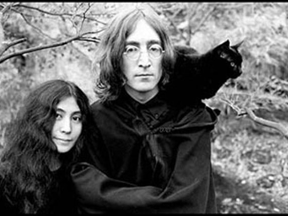 John Lennon and Yoko Ono with a black cat. 